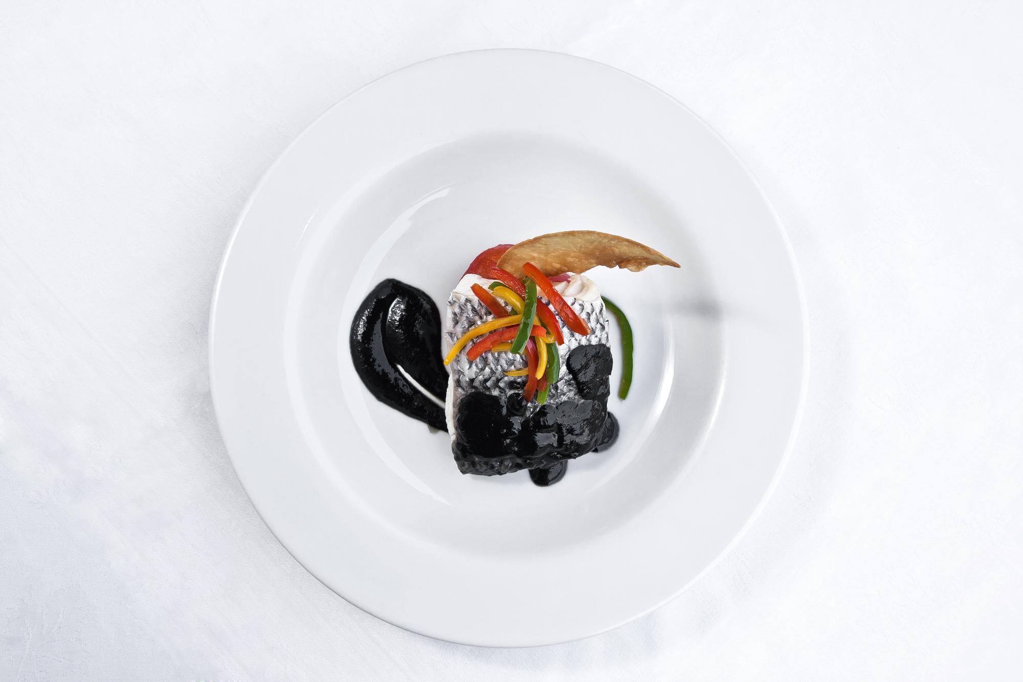 duży talerz autorskiego dania, aranżacja restauracyjna